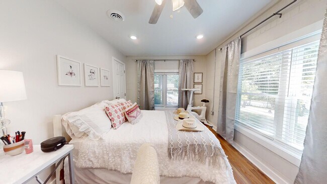 Building Photo - AVAILABLE NOW- SUBLEASE Short distance to Downtown Auburn--One of Kind Home on Sherwood Dr in Auburn