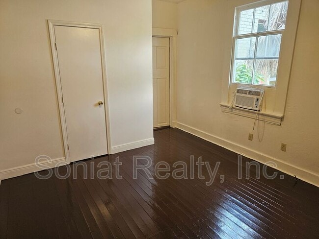 Building Photo - 215 N Pierce St