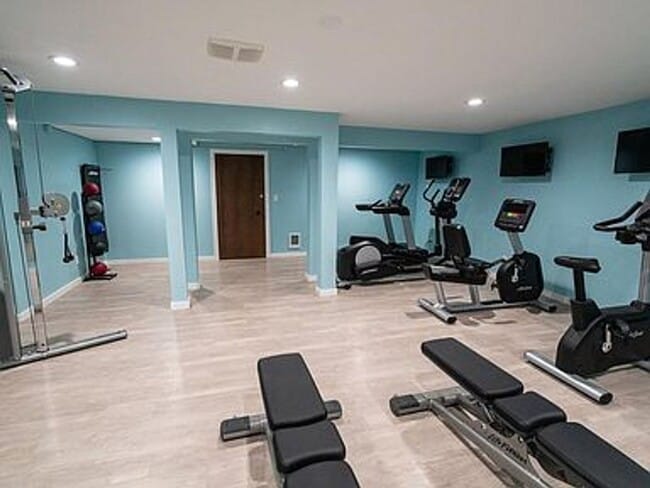Building Photo - Beautiful Sand Point Condo with Pool & Garage Parking