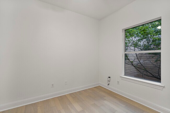 Building Photo - 5617 Lindell Ave