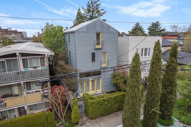 Building Photo - 213 11th Ave E