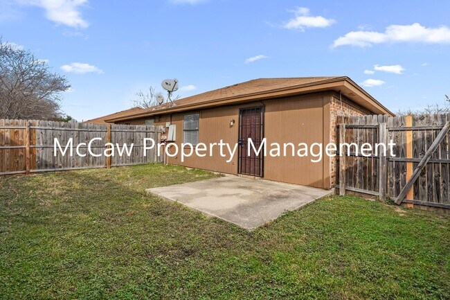 Building Photo - Spacious and Sparkling 2/1 Duplex in Fort ...