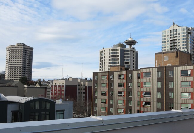 Building Photo - Spacious Belltown Condo @ the Ideal Location!