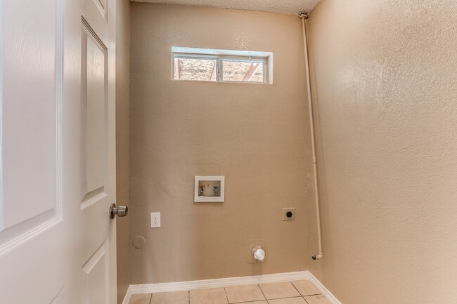 Building Photo - Charming Eastside Home with Refrigerated Air and Easy Access to Ft. Bliss and Loop 375