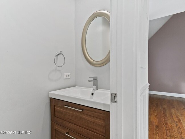 Building Photo - 453 E Putnam Ave