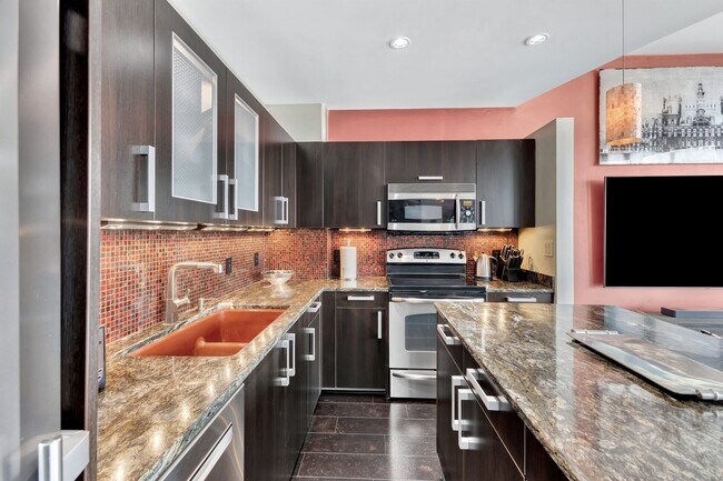 Building Photo - Fully Furnished 15th Floor Condo At Icon I...