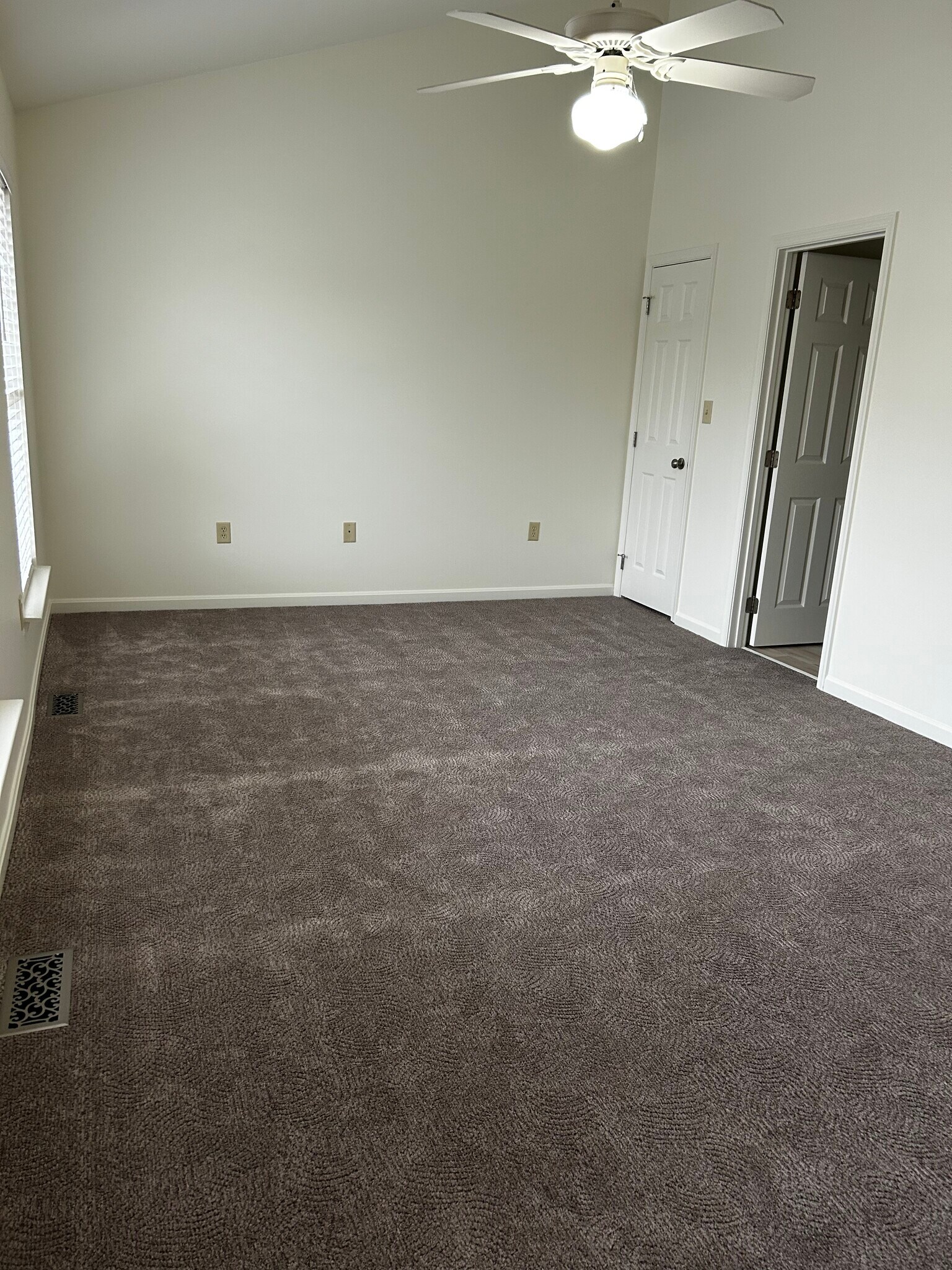 Master bedroom - 365 Melbourne Ln