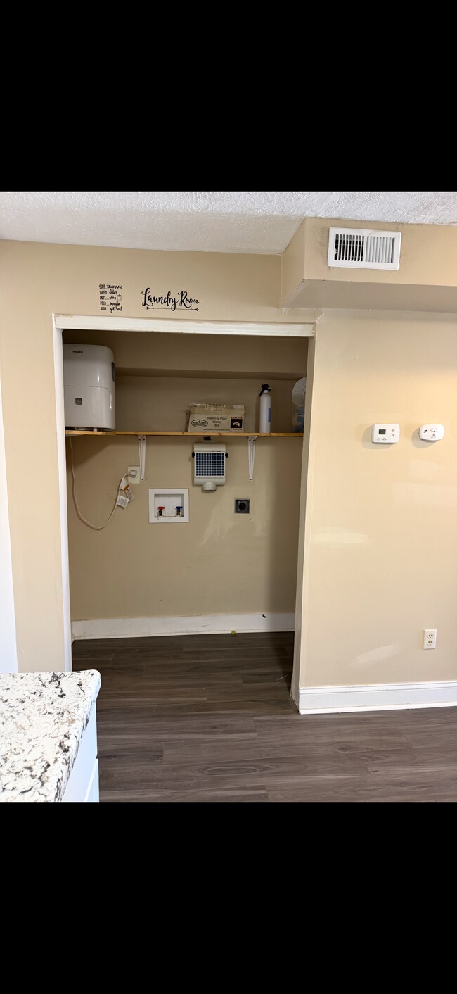 Building Photo - 100 Rockcastle St