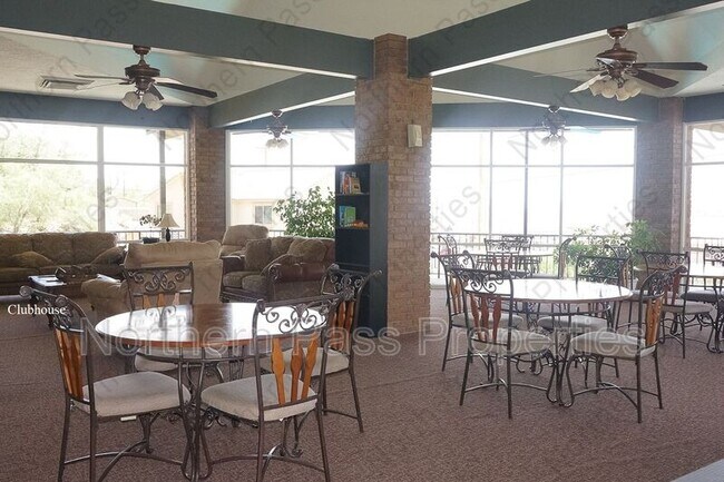 Building Photo - 4433 N Stanton St