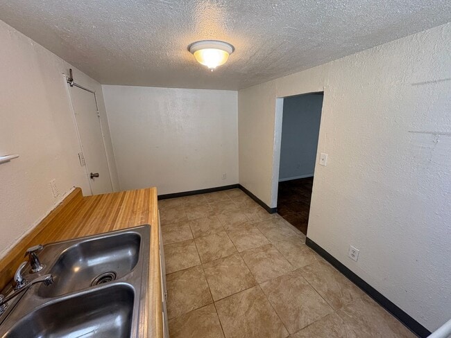 Building Photo - Dinuba Home Rent Ready !