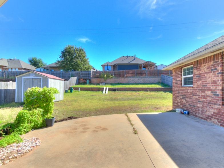 Building Photo - 1112 Bryan Dr