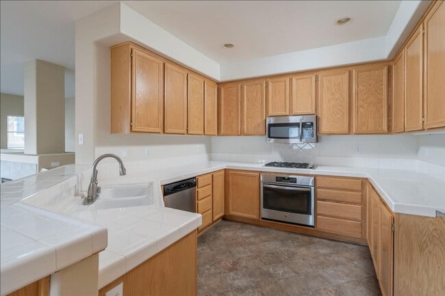 Building Photo - IMMACULATE 2+2 VALENCIA TOWNHOME!