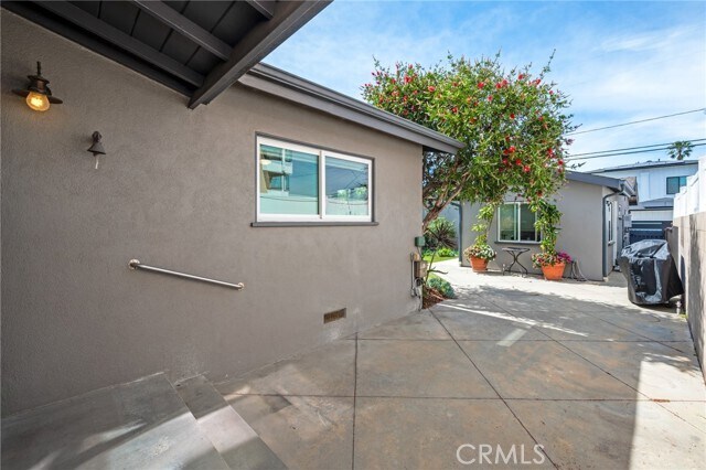 Building Photo - 413 N Paulina Ave