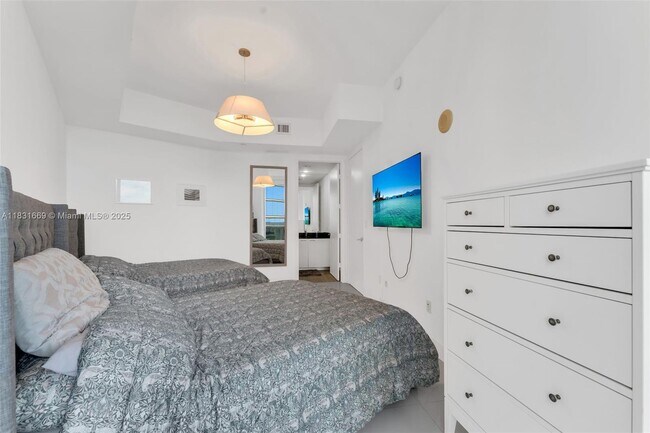 Building Photo - 15811 Collins Ave