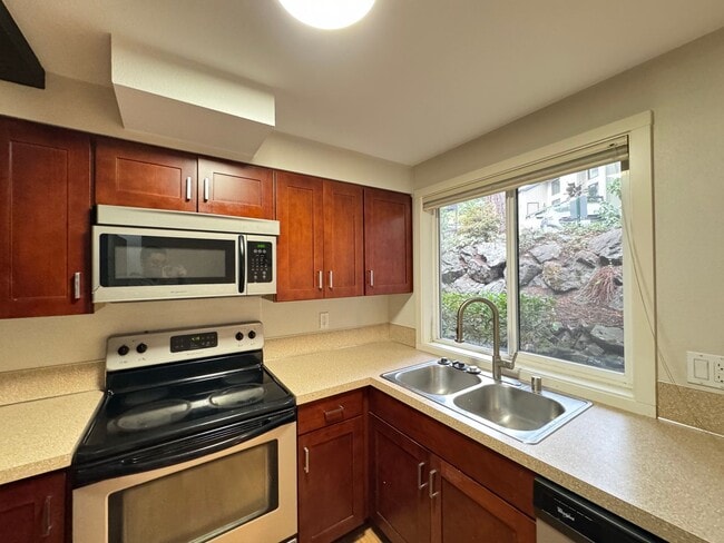 Building Photo - Your New Rental Home Awaits in Bellevue!