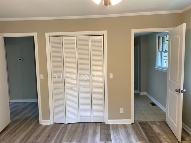 Building Photo - 194 Clairmount Dr SE