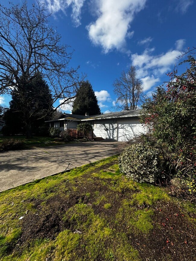 Building Photo - All new flooring and paint! Huge lot, desirable neighborhood!! Some new appliances, new light fix...