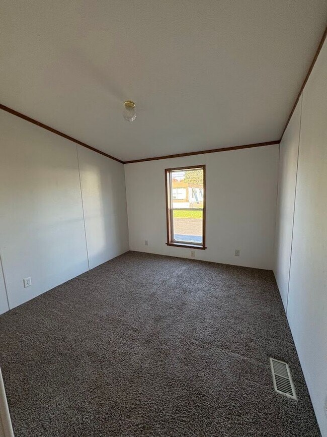 Building Photo - Three bedroom two bathroom home for rent