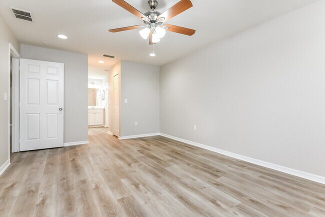 Building Photo - 543 Hummingbird Ct