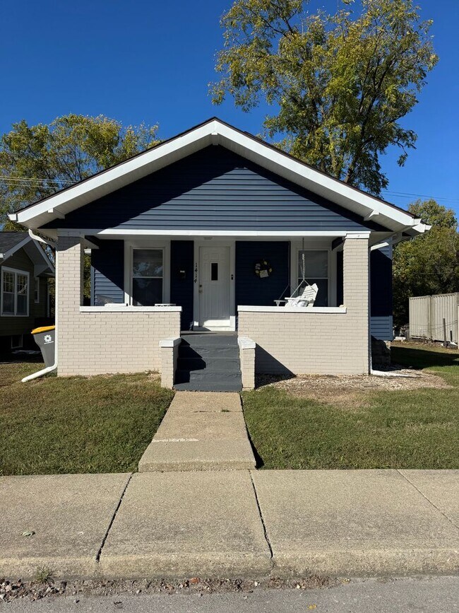 Building Photo - 2 Bedroom House Available NOW