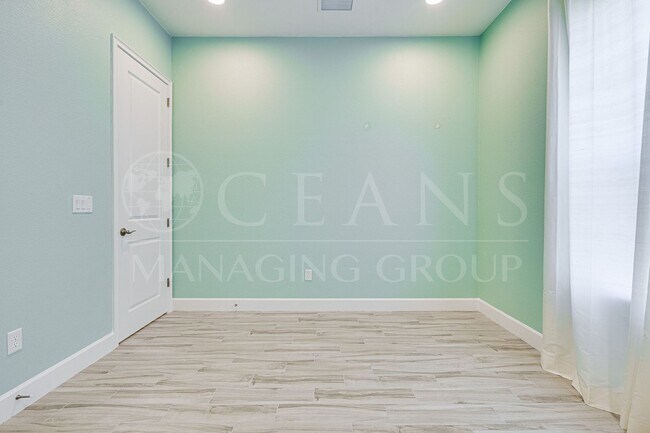 Building Photo - Luxurious 3-Bedroom Home Backing to a Natu...
