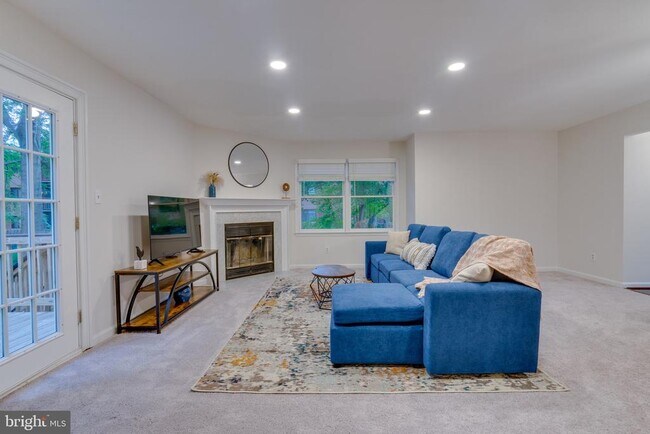 Building Photo - 3700 Roxbury Ln
