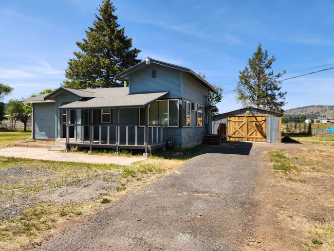 Building Photo - Adorable Renovated Farmhouse!