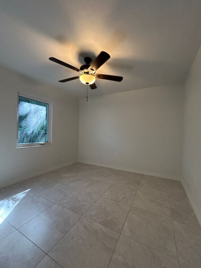Building Photo - 2 bed 1 Bath Condo