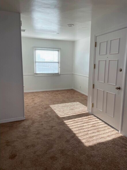 Dining Room - 10045 S Wilton Plz