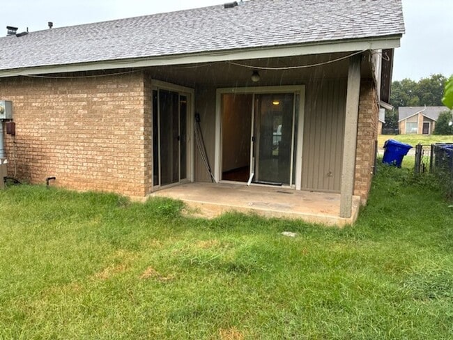 Building Photo - Charming West Norman Duplex