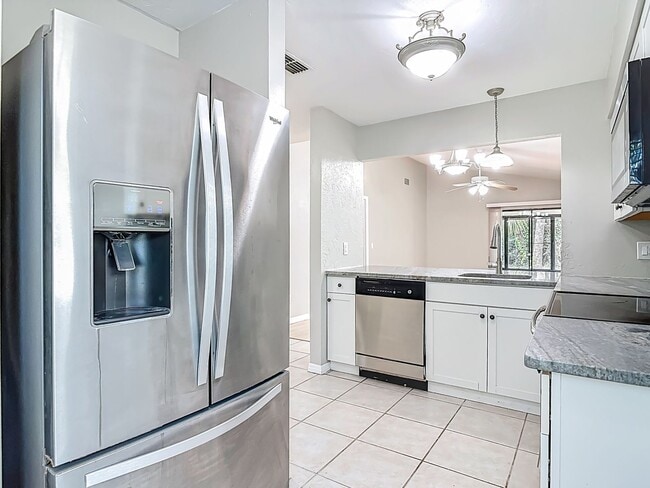 Building Photo - UPDATED 2 Bed, 2 Bath Home with Screened Lanai & Garage!