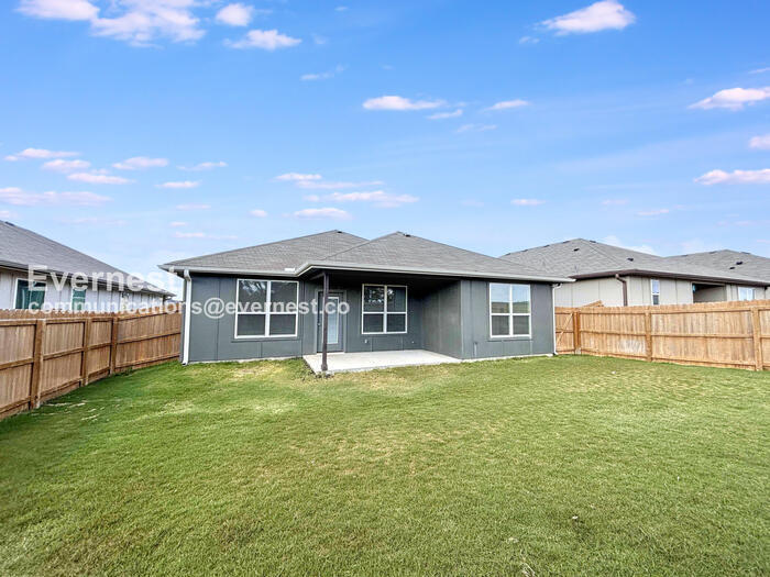 Building Photo - 2203 Hornbeam St