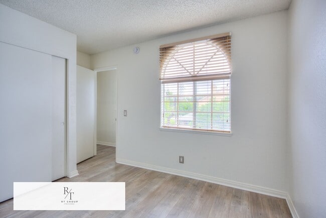 Building Photo - Freshly painted and featuring brand new 2nd-floor flooring 3 Bedrooms, 2.5 Bathroom in Baldwin Park