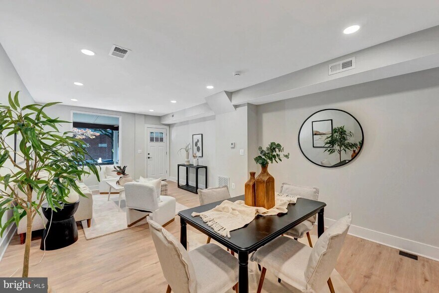 Open concept living, dining area - 3152 Remington Ave