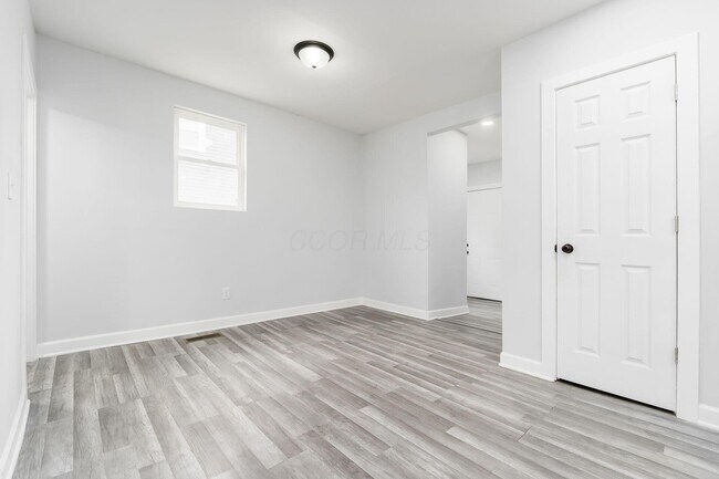 Building Photo - 905 Carpenter St