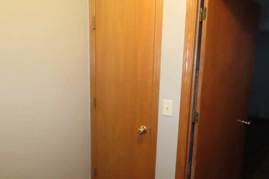 linen closet - 2025 S Main St