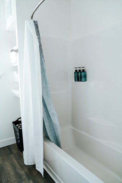 tub shower - 525 8th Ave W