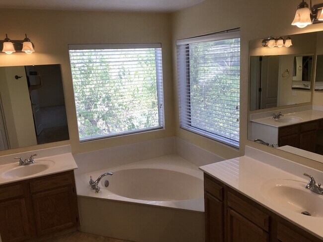 Building Photo - Gilbert Home - 5 Bed + Den & 2.75 Bath with Beautiful Pebble Teck Pool