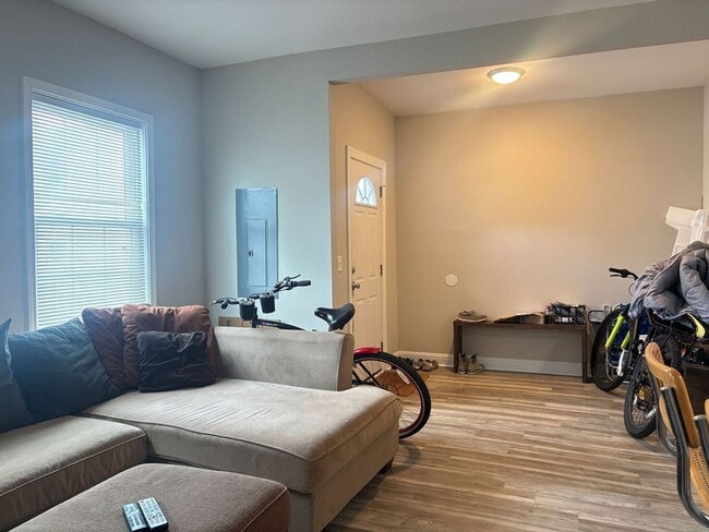 Building Photo - Available 8/15. Renovated 4 BR Home Downtown!