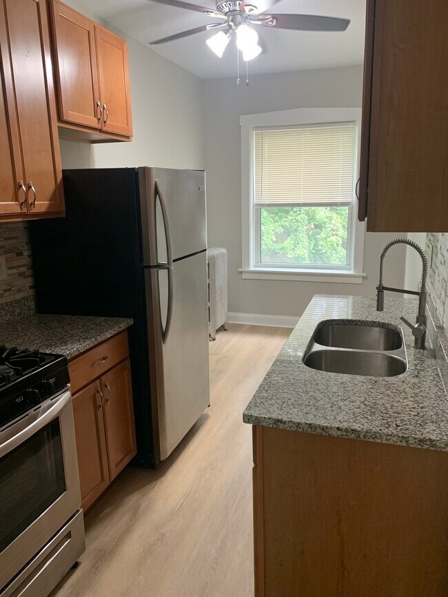 Building Photo - 4460 N Avers Ave