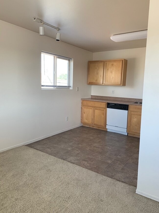 Building Photo - 2 Bedroom 1 Bathroom Unit in 8 Plex