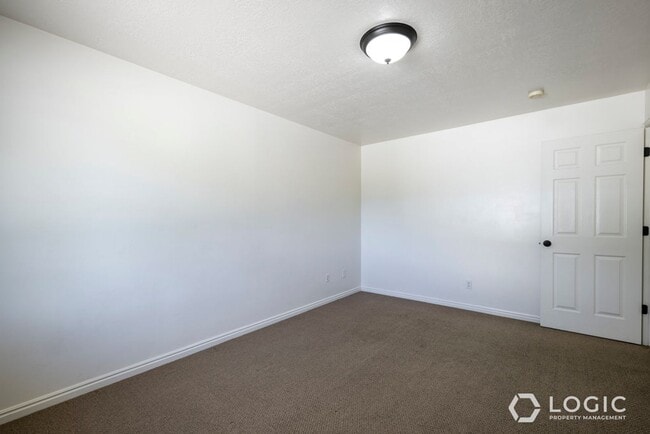 Building Photo - 934 E 500 N