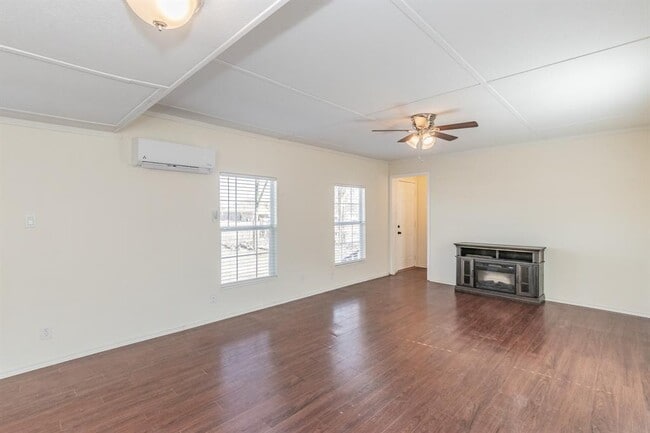 Building Photo - 103 Hackberry Ln