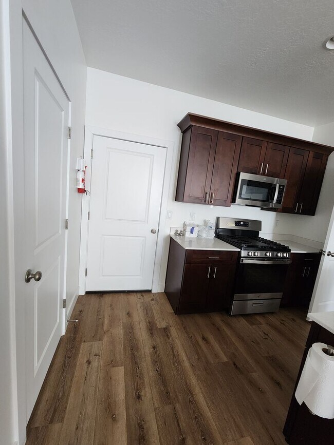 Building Photo - Beautiful Modern Townhome with Spacious La...