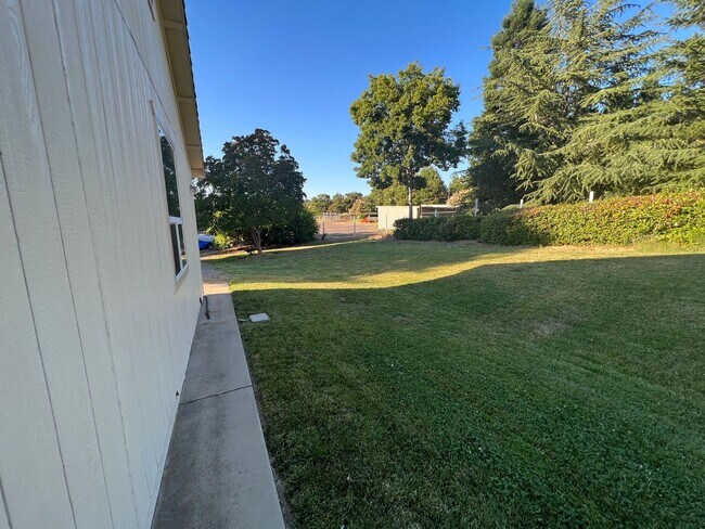 Building Photo - Three Bedroom Two Bathroom Large Garage in...