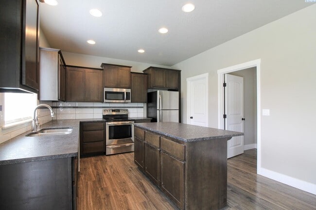 Building Photo - 4 Bed/2.5 Bath + an Office in Kennewick