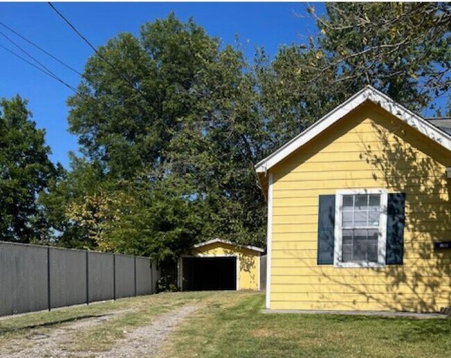 Building Photo - 1505 Maloney St