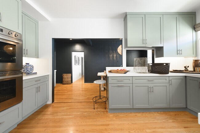 Building Photo - 148 S Orange Dr