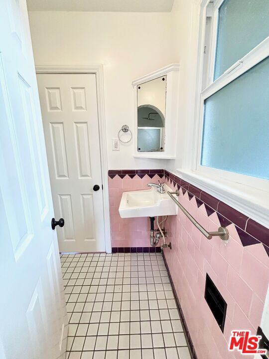 Building Photo - 1075 S Ogden Dr