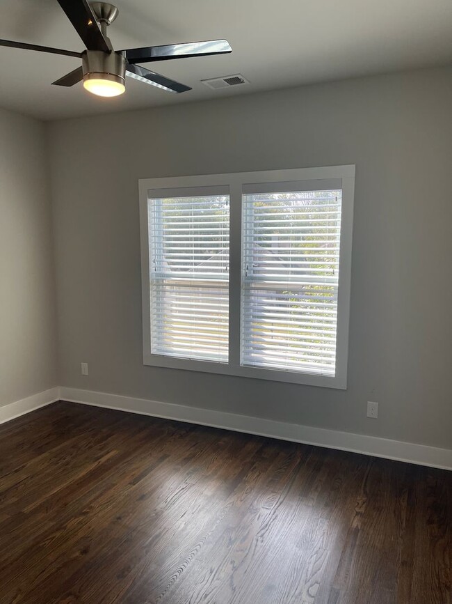 Building Photo - Convenient Living in West End